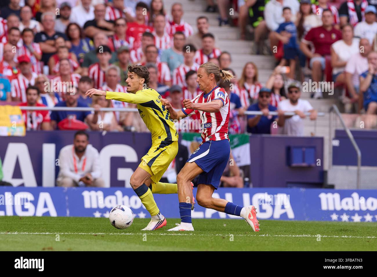 Madrid, Spagna. 23 agosto 2026. Carlos Romero (L) del Villarreal CF e Marcos Llorente (R) dell'Atletico Madrid in azione durante la partita di calcio della settimana 2 della LaLiga EA Sports 2026/2027 tra l'Atletico Madrid e il Villarreal CF allo stadio Riyadh Air Metropolitano. Risultato finale; Atletico Madrid 2:2 Villarreal CF L'Atletico Madrid ha pareggiato in casa contro il Villarreal. I gol sono stati segnati da Marc Pubill e Giuliano Simeone per la squadra di casa, e da Gerard Moreno e Georges Mikautadze per gli ospiti. Credit: SOPA Images Limited/Alamy Live News Foto Stock