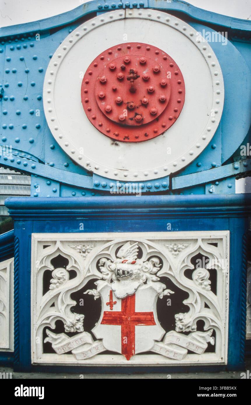 Stemma sul Tower Bridge Motto. Londra, Regno Unito. Foto su pellicola digitalizzata Foto Stock