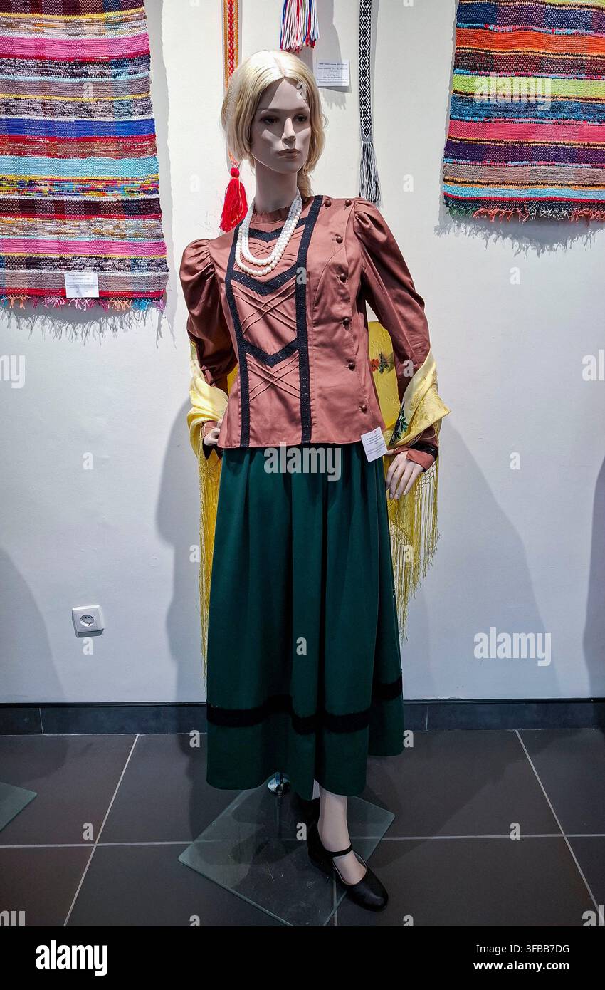 Voronezh, Russia – 9 aprile 2026. Una manichino femminile è in piedi in un negozio indossando un costume tradizionale. La camicetta è rosa polveroso con una bordatura scura. La S Foto Stock