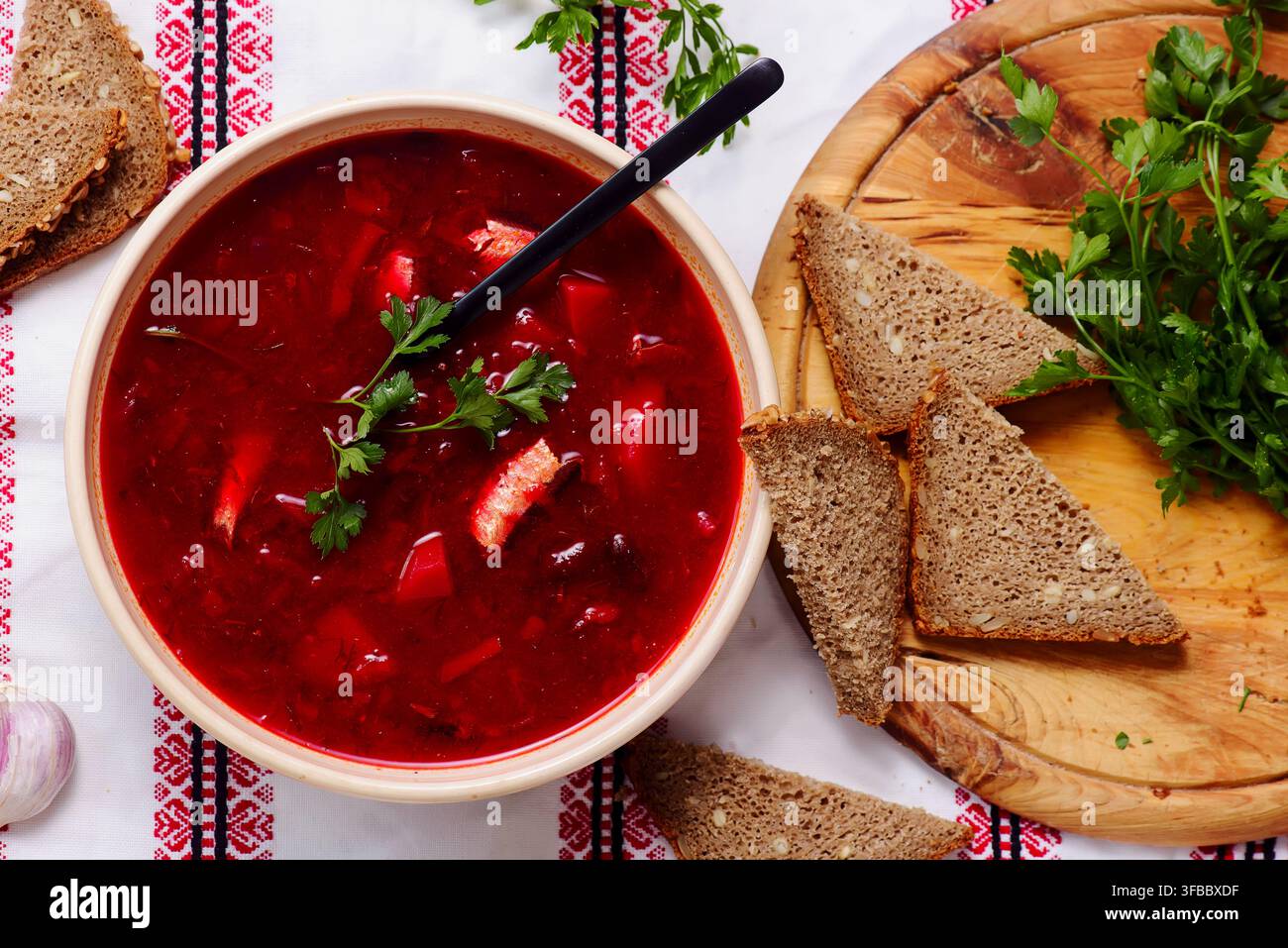 Borscht ucraino tradizionale quaresimale con pesce e fagioli .stilo rustico.vista dall'alto.messa a fuoco selettiva Foto Stock