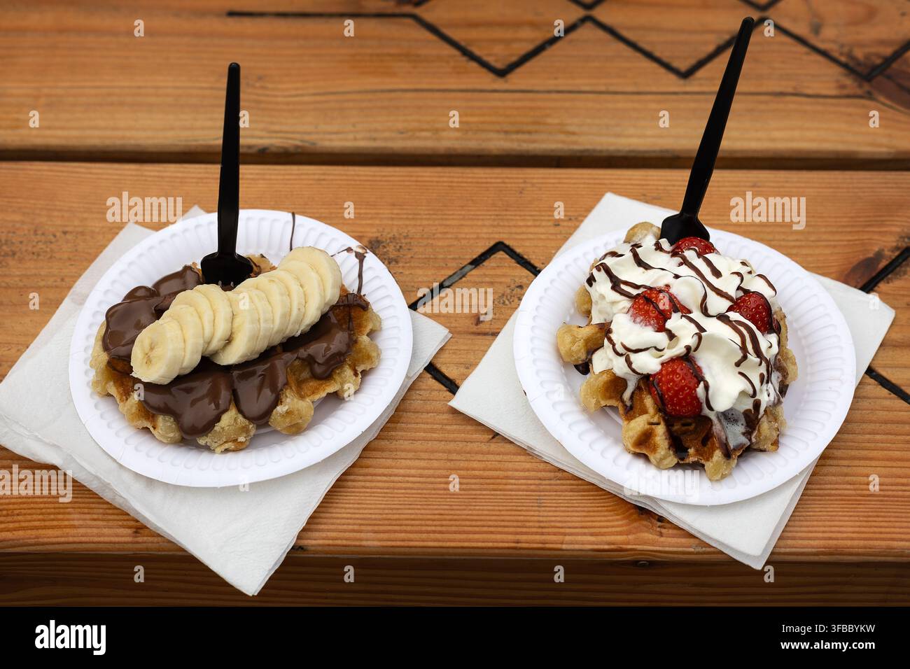 Coppia di waffle di Lìgi belgi con banana e fragole Foto Stock