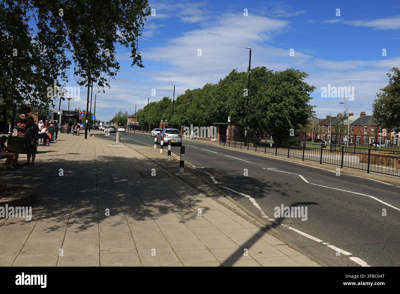 In un bel sabato estivo non c'è molto traffico su Station Road a Hebburn nel Tyne and Wear del nord-est dell'Inghilterra. Foto Stock