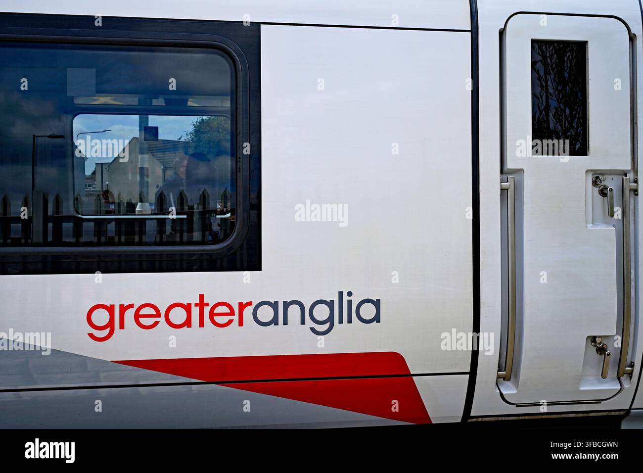 19 luglio 2026. Treno passeggeri Greater Anglia al binario uno in servizio sulla linea Crouch Valley da Wickford, Essex, Regno Unito a Southminster. Foto Stock