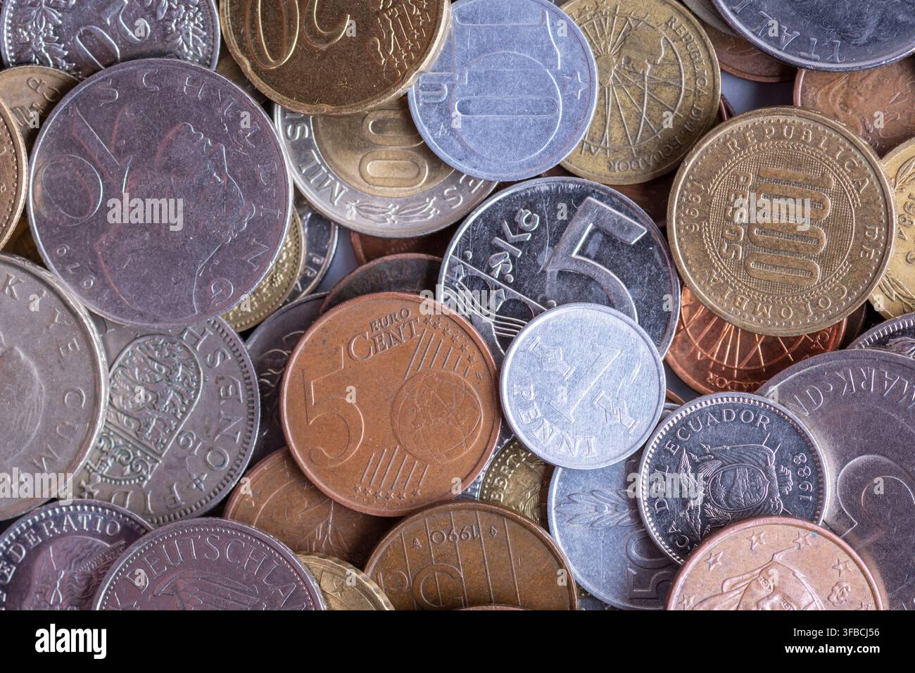 Sfondo di collezione di monete internazionali con valute mondiali miste, concetto numismatico e monetario Foto Stock