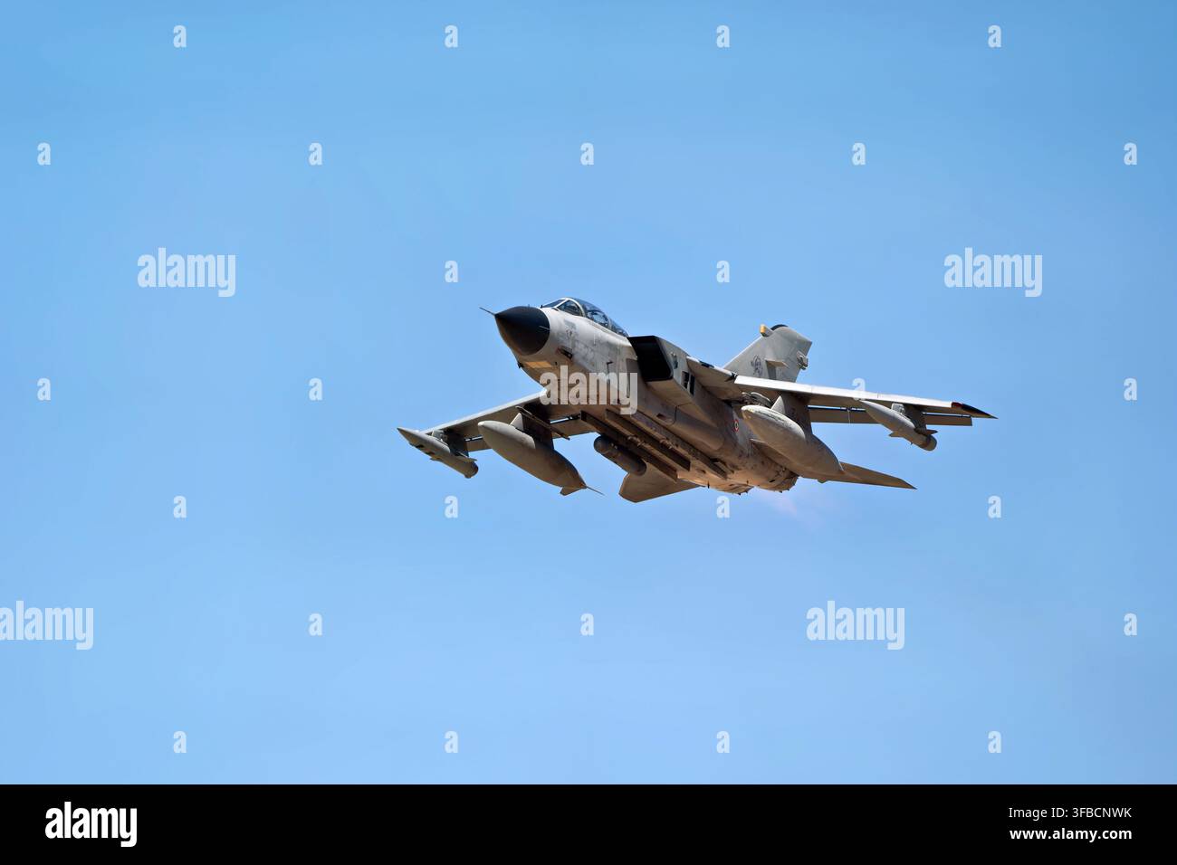 Caccia-bombardiere Panavia Tornado IDS visto dal basso in volo Foto Stock