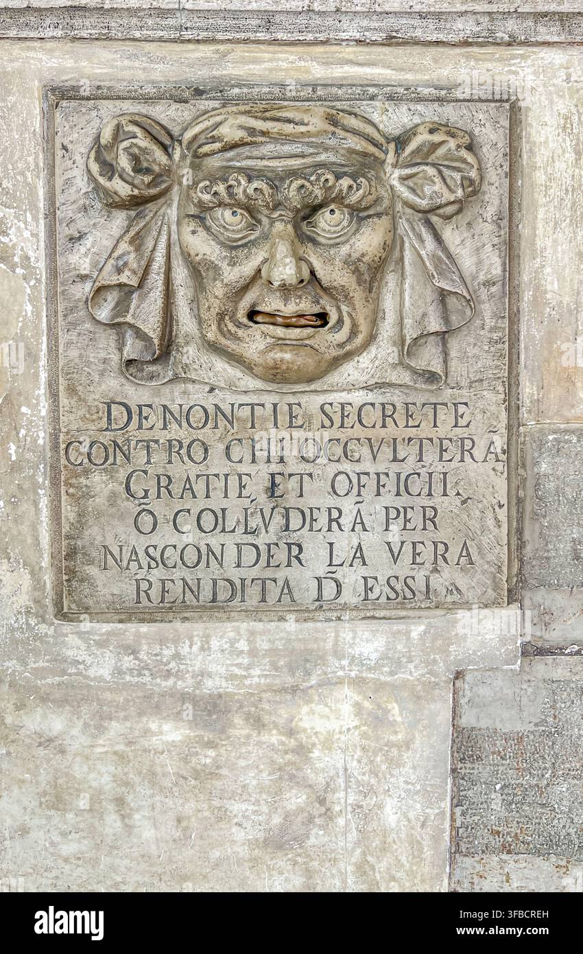 Cassetta delle lettere in pietra a forma di bocca di leone per denunce segrete al Palazzo Ducale di Venezia, Italia Foto Stock