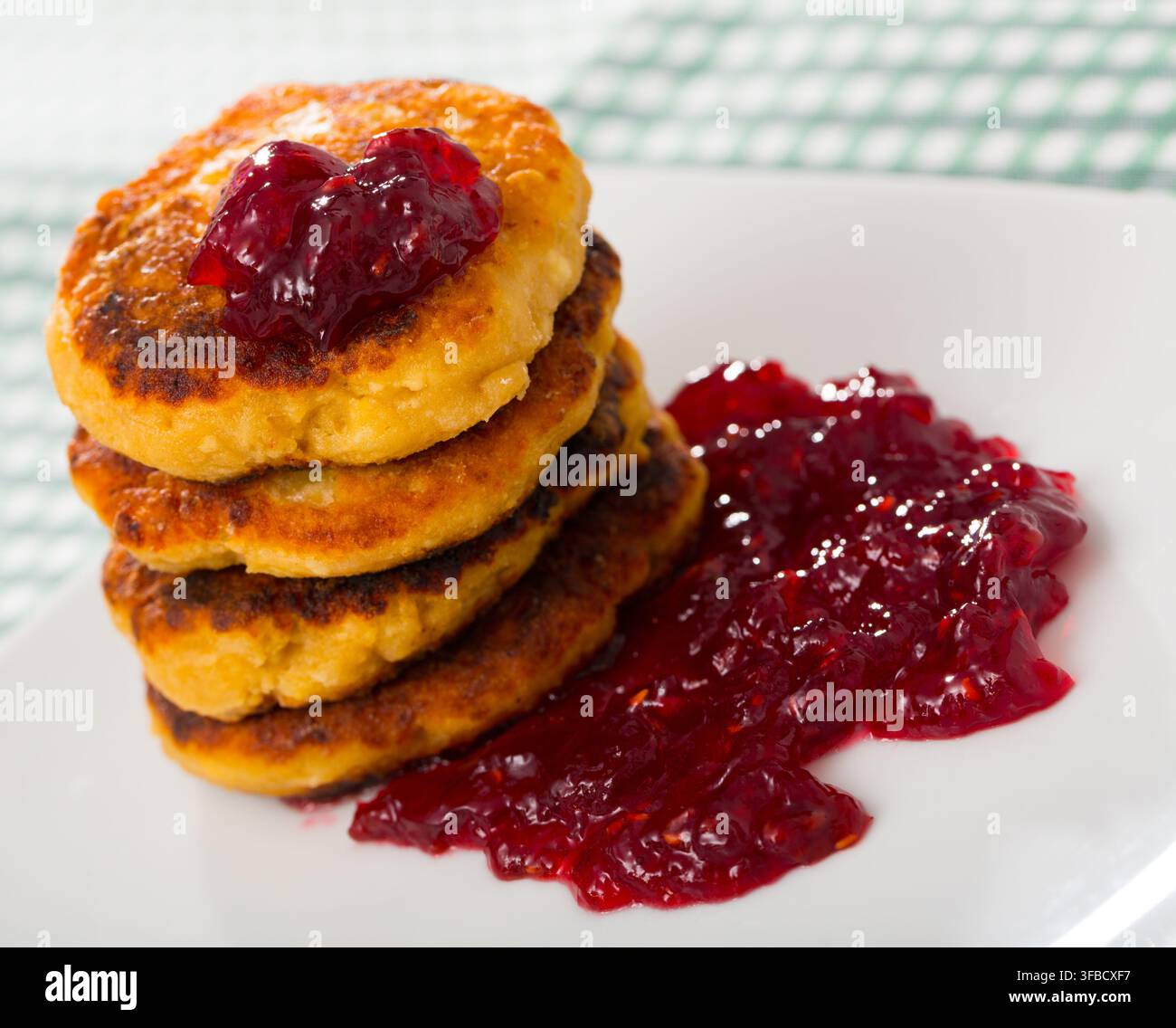 Immagine di una pila di pancake di quark fritti con marmellata servita Foto Stock