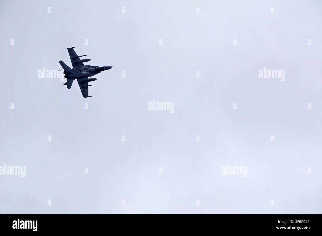 Jet militare in volo in un cielo nuvoloso. Foto Stock