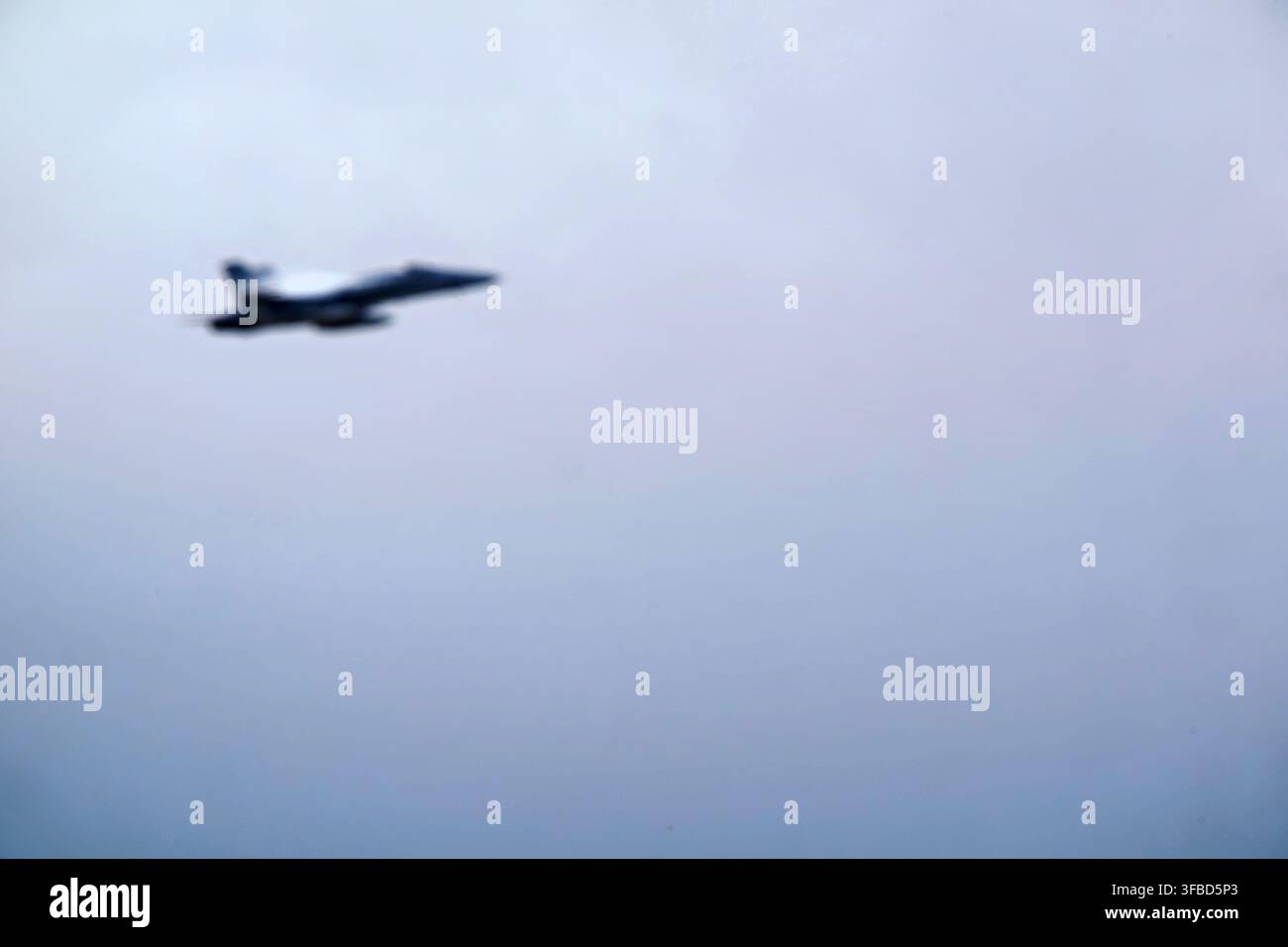 Jet militare in volo in un cielo nuvoloso. Foto Stock