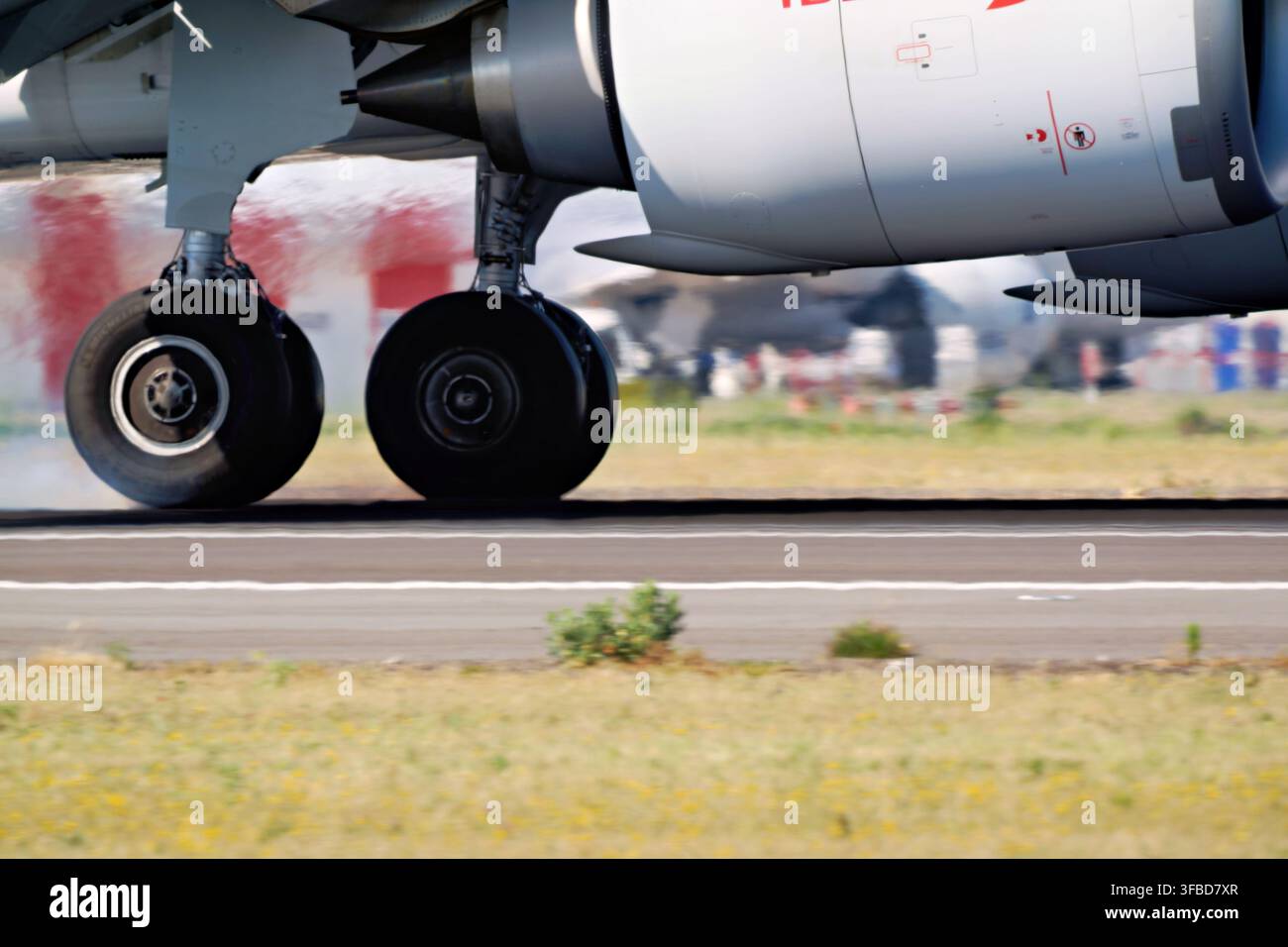 Treno di atterraggio e ruote di un aereo sulla pista. Foto Stock