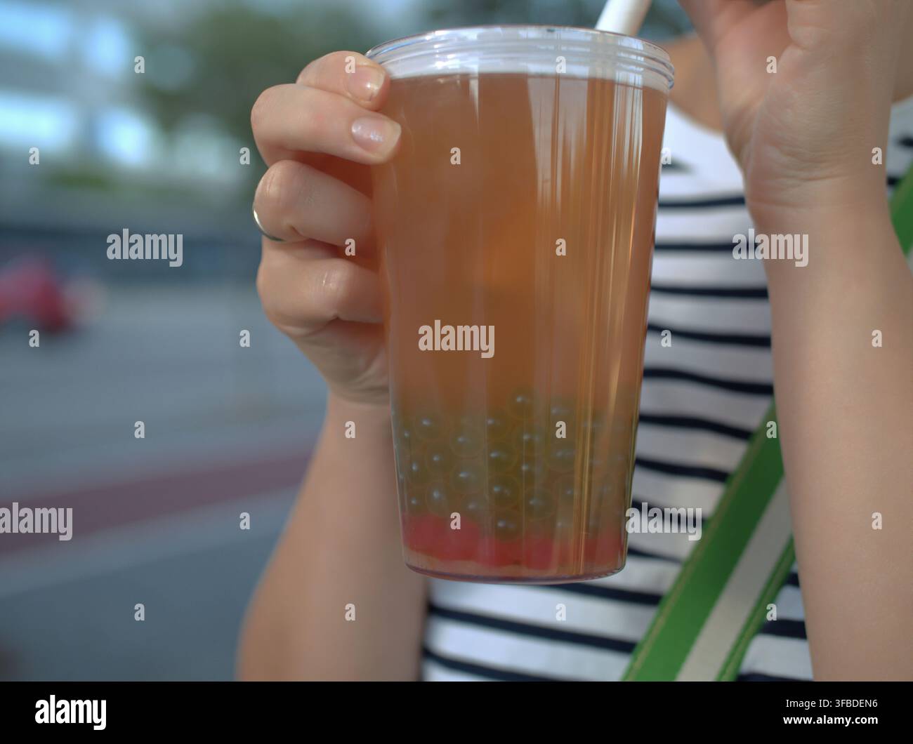 Mano che tiene una tazza di bubble tea con perle di tapioca Foto Stock