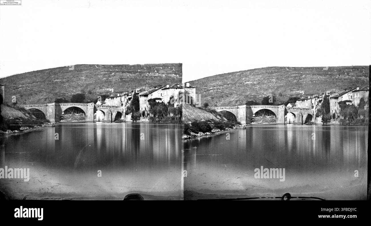 Un ponte sul fiume Aveyron a Saint-Antonin-Noble-Val, Tarn-et-Garonne, Francia, con colline sullo sfondo. Foto Stock