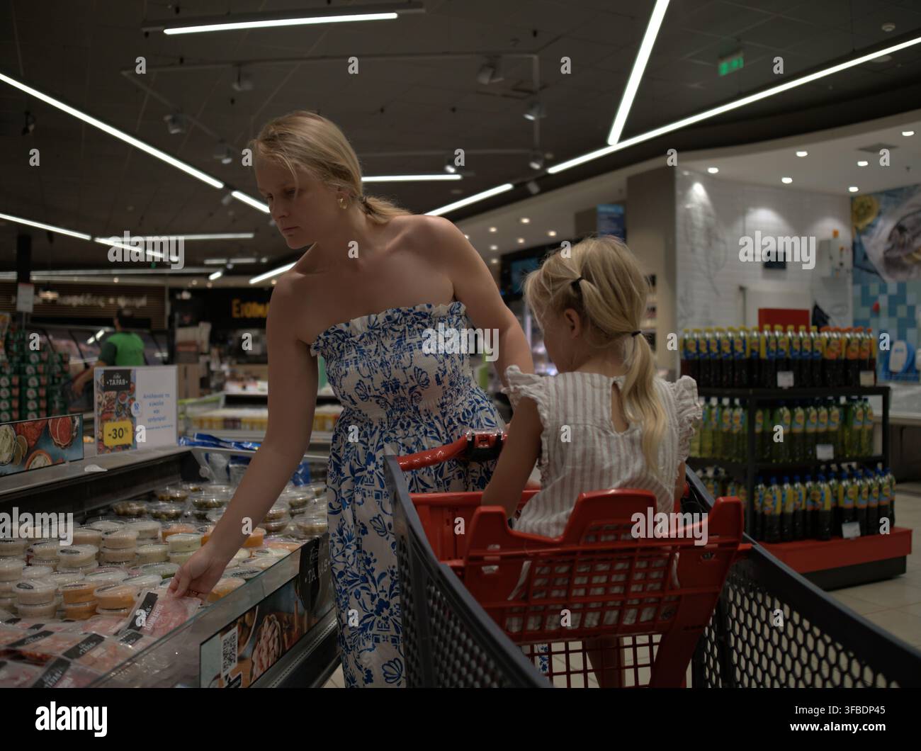 Madre e figlia fanno shopping in un supermercato Foto Stock