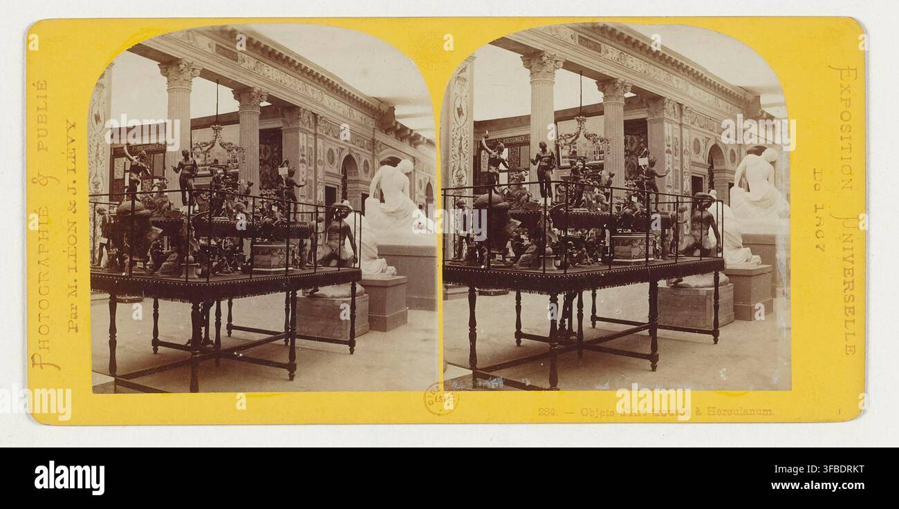 Una fotografia di una mostra di artefatti antichi trovati ad Ercolano, di Léon et Lévy, fotografi francesi, all'Esposizione Universale del 1867 a Parigi. Foto Stock