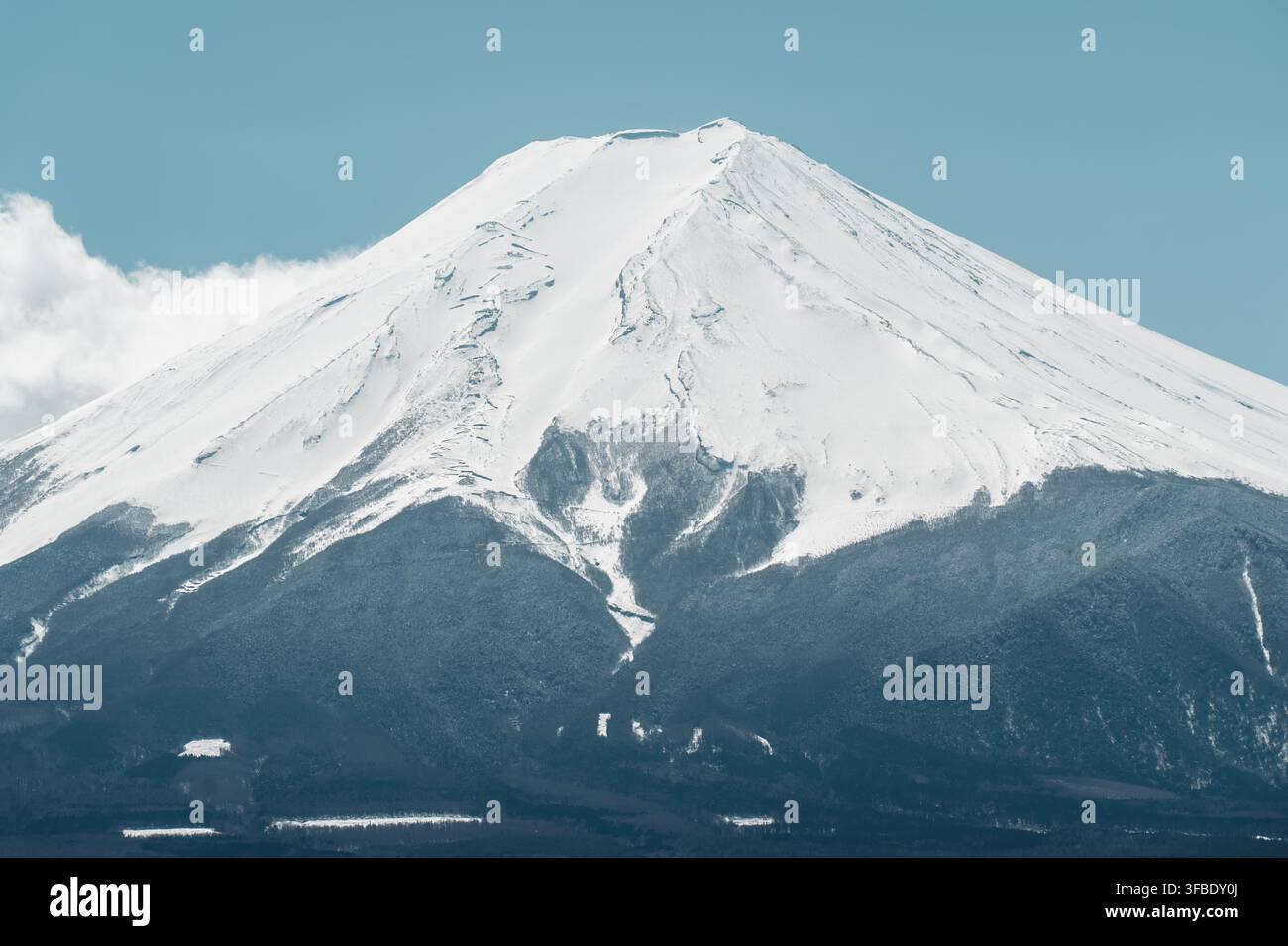 Monte Fuji coperto di neve visto dall'area della pagoda Chureito a Fujiyoshida, prefettura di Yamanashi, Giappone, in una limpida giornata di primavera Foto Stock