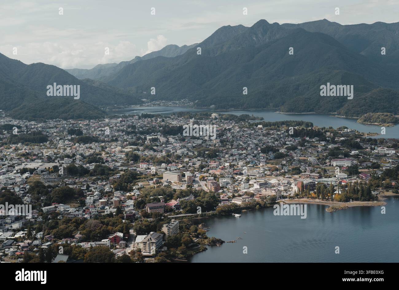 Vista panoramica sul Lago Kawaguchi e Fujikawaguchiko dall'area di osservazione della teleferica panoramica del Monte Fuji nella prefettura di Yamanashi, Giappone Foto Stock