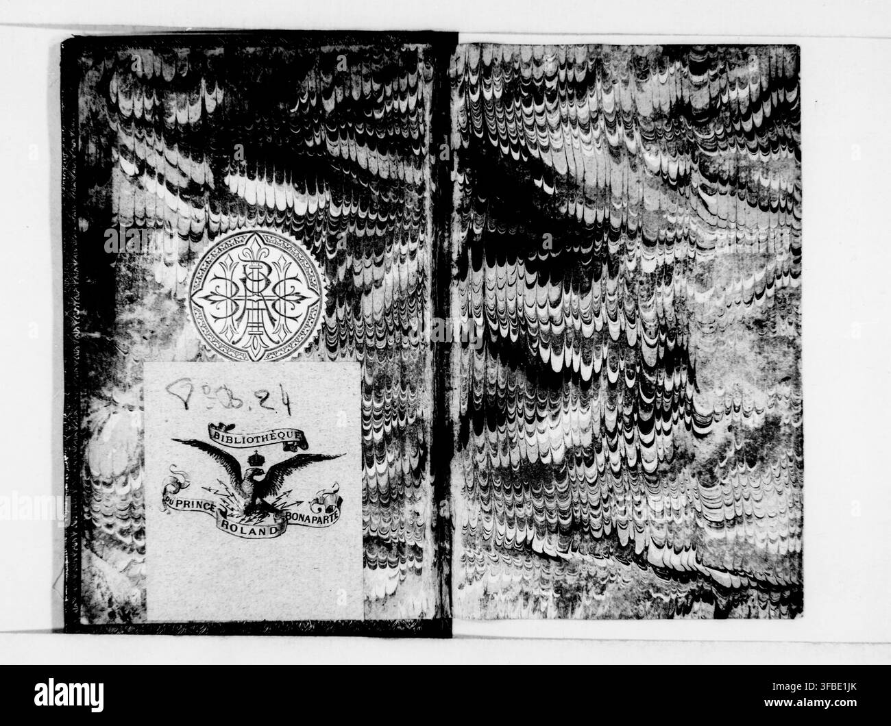 Copertina di un libro del 1682 con carta marmorizzata, che reca l'iscrizione BIBLIOTHEQUE DU PRINCE BONAPARTE ROLAND. Foto Stock