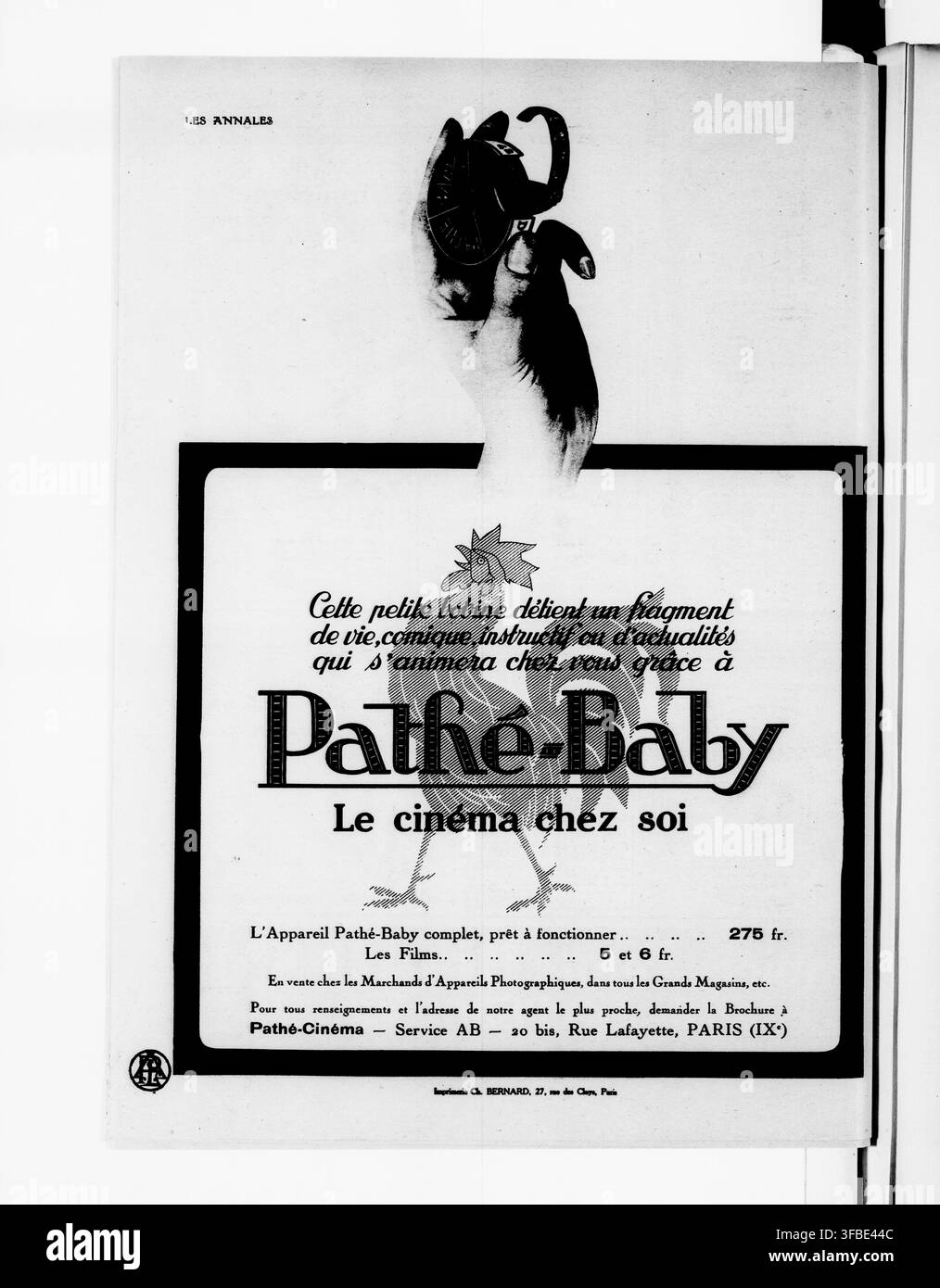 Una pubblicità per l'equipaggiamento per cinema domestico Pathé-Baby, con testo che promuove il dispositivo come un mezzo per portare il cinema a casa propria, al prezzo di 275 franchi, con film disponibili per 5 e 6 franchi. Foto Stock