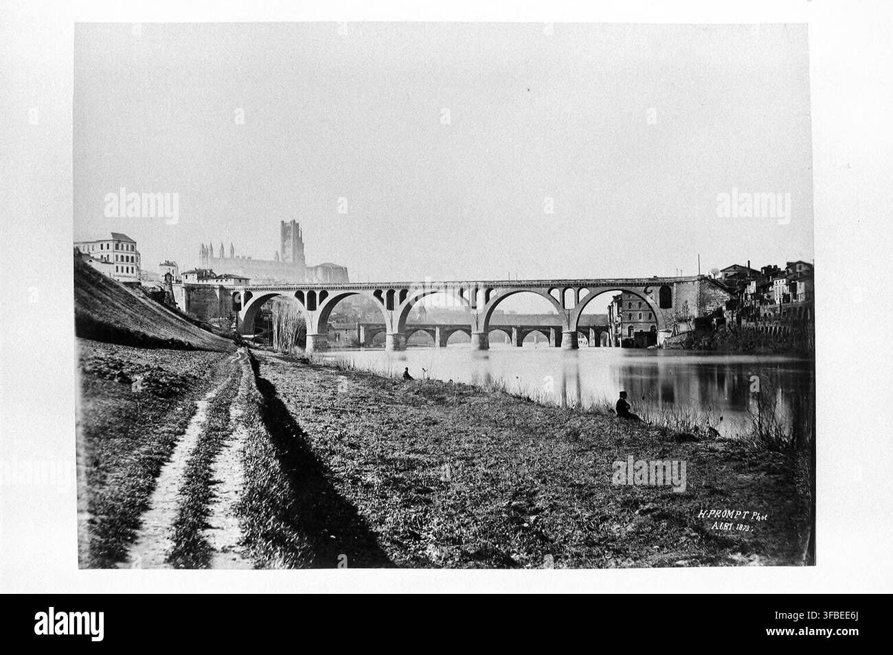 Fotografia del XIX secolo di un ponte ad arco su un fiume in Francia, di Jules Duclos, fotografo francese, nel 1873, come parte di una serie di vedute fotografiche di Aveyron, Tarn, Tarn-et-Garonne e Lot-et-Garonne. Foto Stock