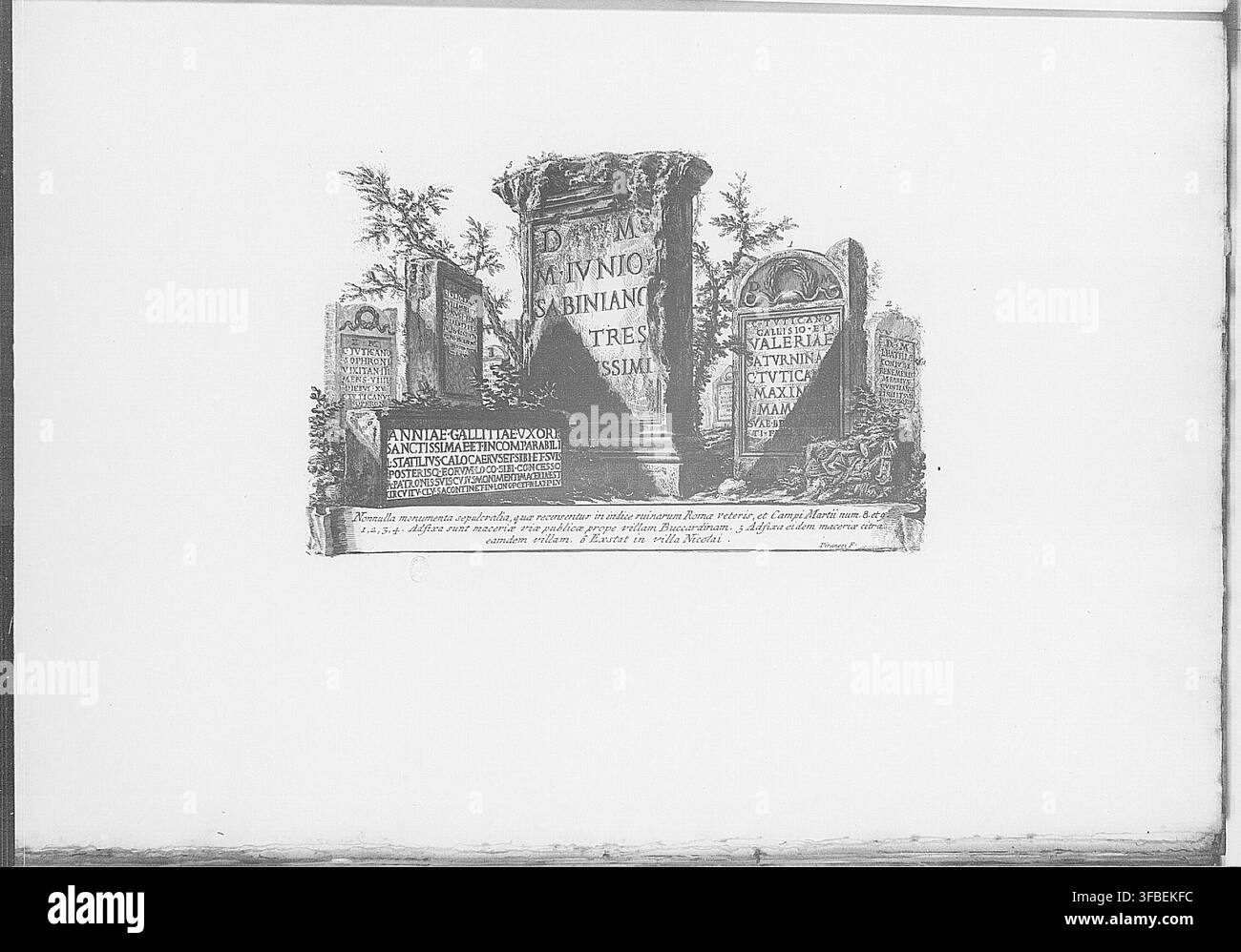 Una lapide romana antica con iscrizioni, in una stampa di Giovanni Battista Piranesi, artista e architetto italiano, della sua serie sulle rovine romane, datata tra il 1748 e il 1791. Foto Stock