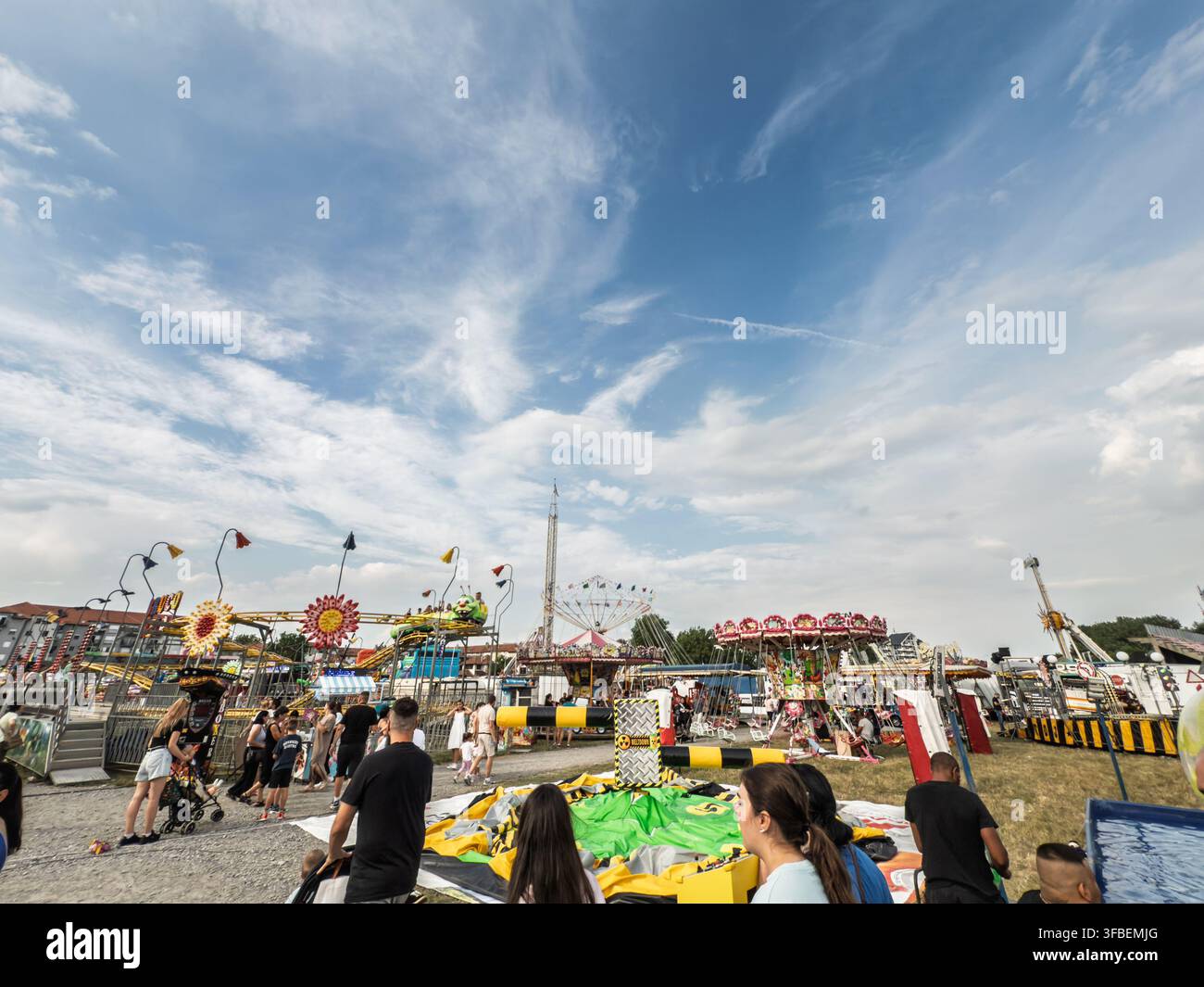 OBRENOVAC, SERBIA - 11 LUGLIO 2026: Folle visitano il parco divertimenti a Obrenovacki vasar, il bazar di Obranovac, con giostre, attrazioni di carnevale e Fai Foto Stock
