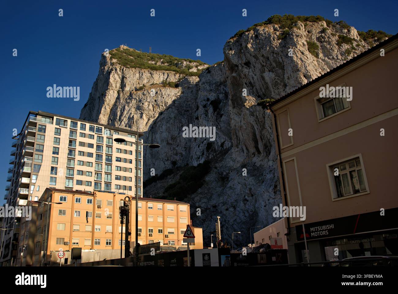 Roccia di Gibilterra sopra i blocchi di appartamenti e concessionario Mitsubishi Foto Stock