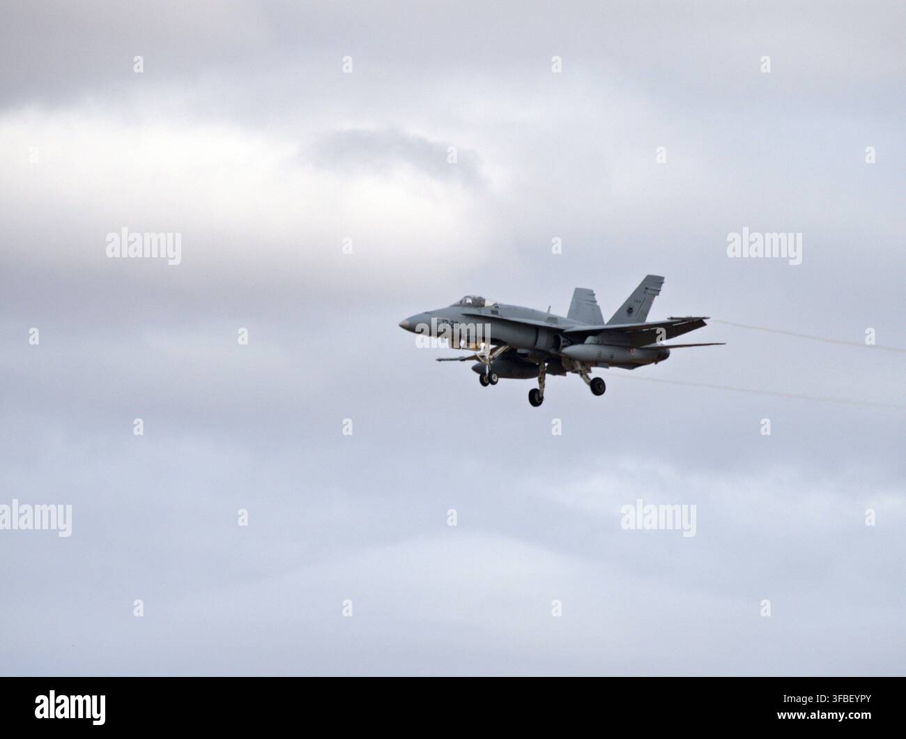 EF-18 Hornet 12-28 dell'Ala 12 in avvicinamento a Torrejon Foto Stock