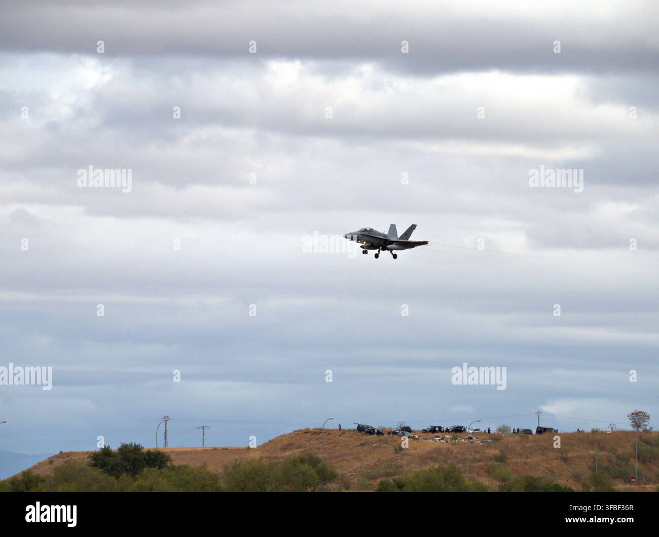 EF-18 Hornet che atterra sopra una collina costeggiata da spettatori Foto Stock