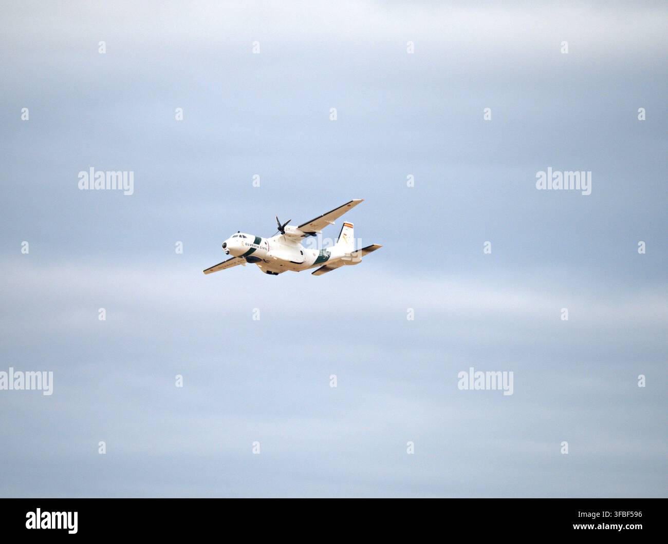 Aereo di pattuglia marittima CN-235 della Guardia Civil sopra Torrejon Foto Stock