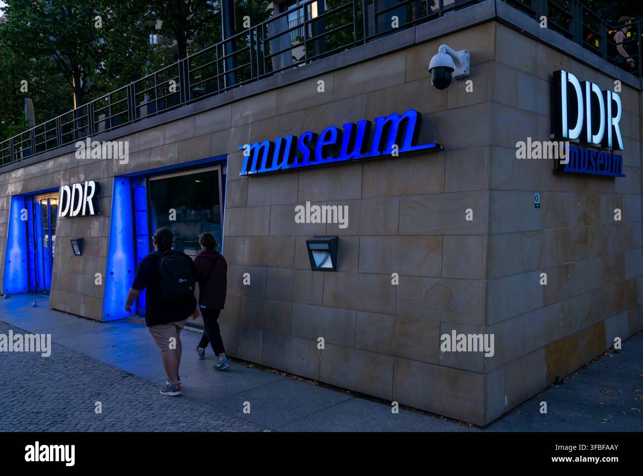 Esterno del Museo DDR, un museo interattivo privato, situato al Vera Britain Ufer, Berlin-Mitte, Germania, all’ora blu. Foto Stock