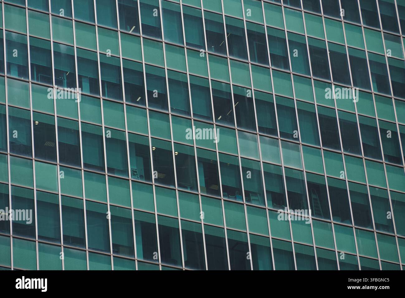 Edificio con finestre verdi in una città Foto Stock