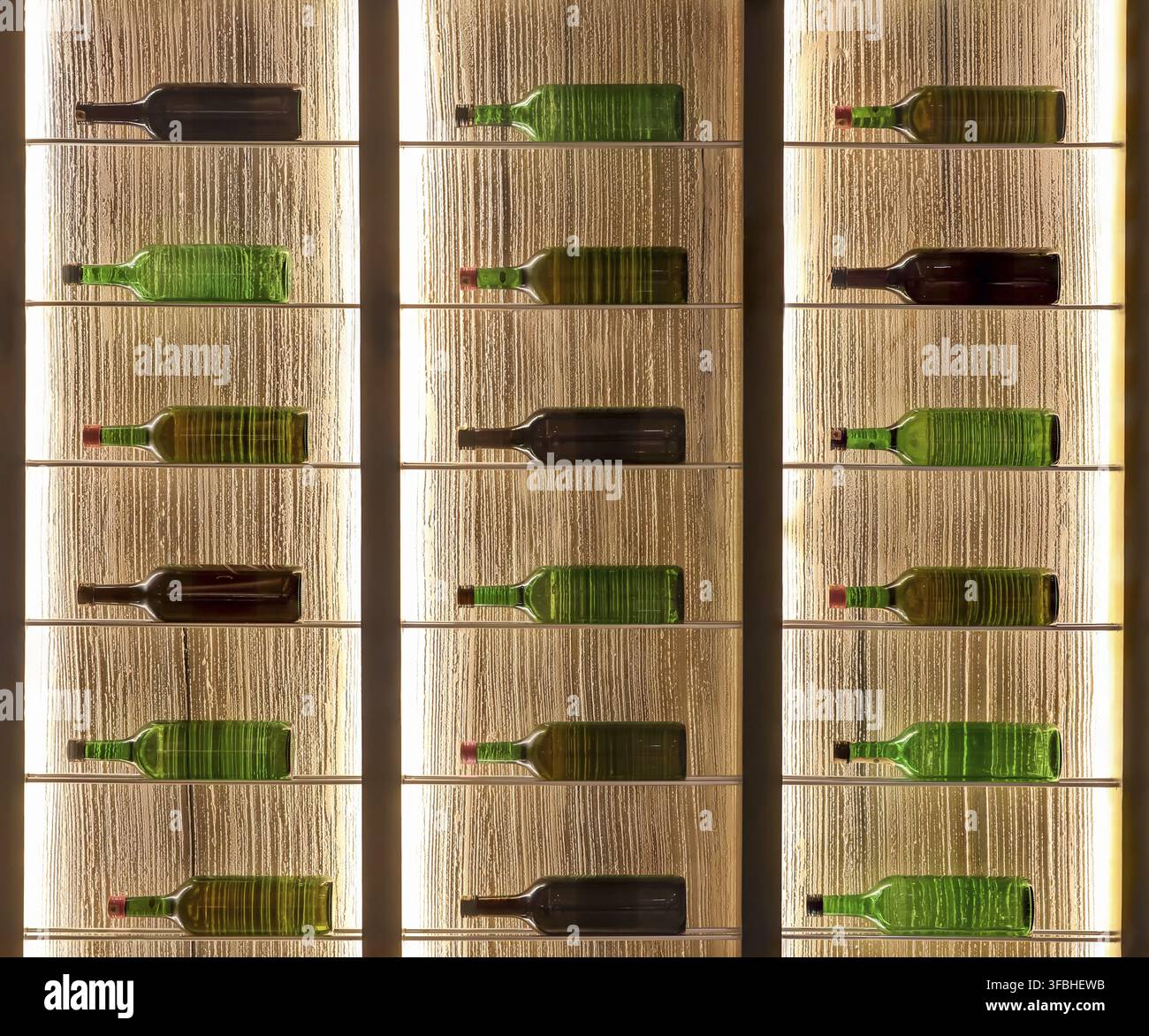 Uno sfondo illuminato e una cantina piena di vino davanti Foto Stock