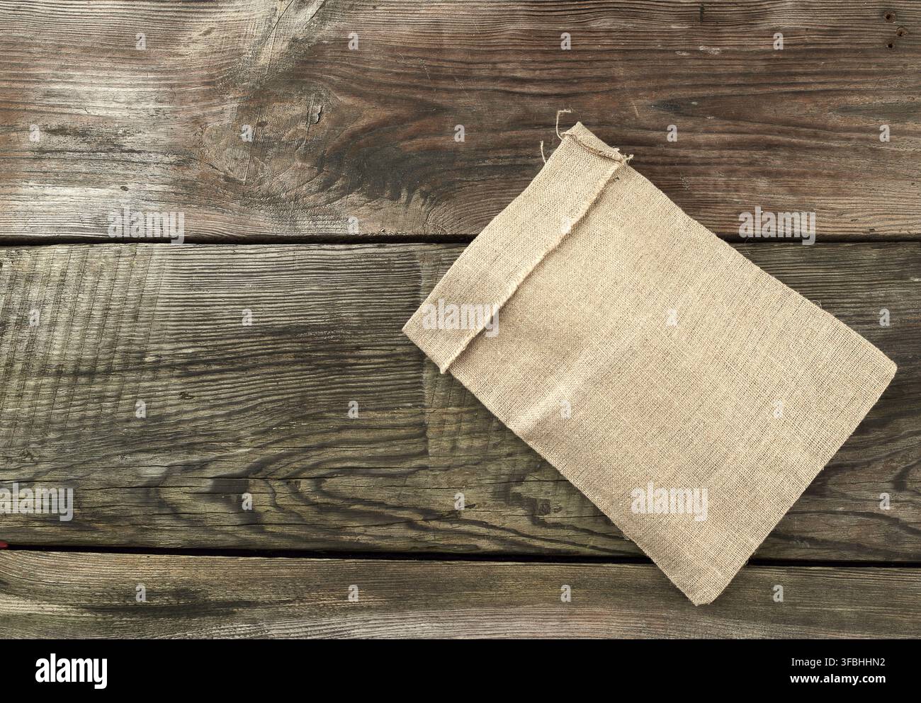 Canvas vuoto Borsa grigia su uno sfondo di legno da schede, vista dall'alto Foto Stock