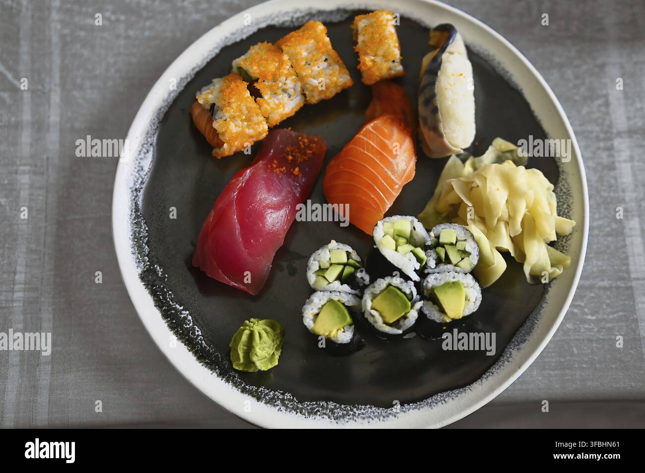 Vassoio di sushi con vari nigiri e maki Foto Stock