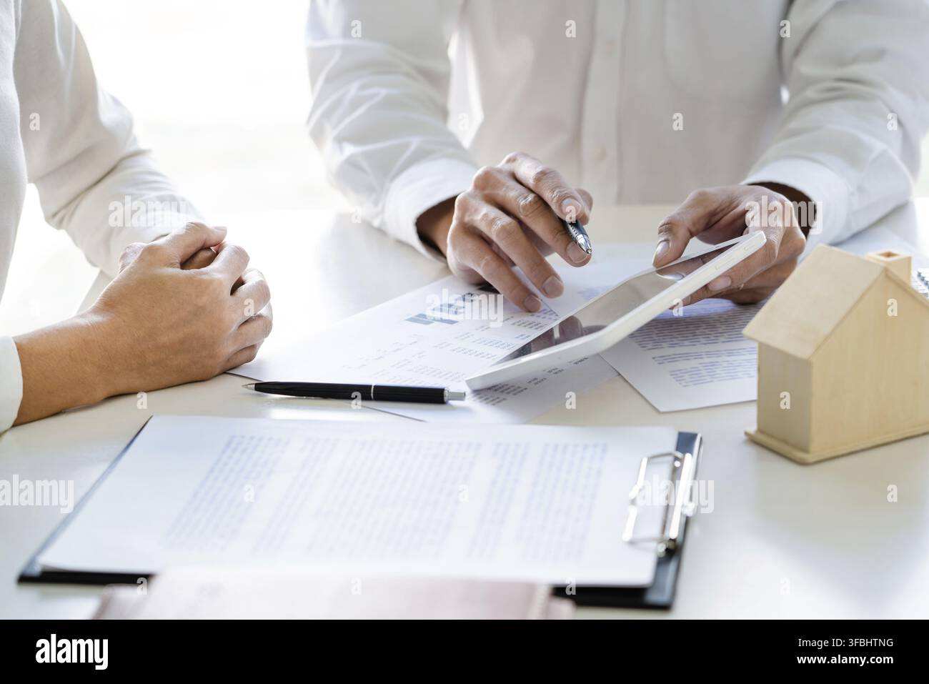 agente immobiliare per il broker di meeting dei dipendenti per il contatto con appartamento e la firma del contratto di documento Foto Stock