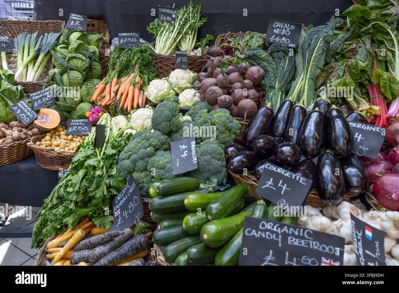 Verdure biologiche fresche esposte su un banco di mercato rionale Foto Stock