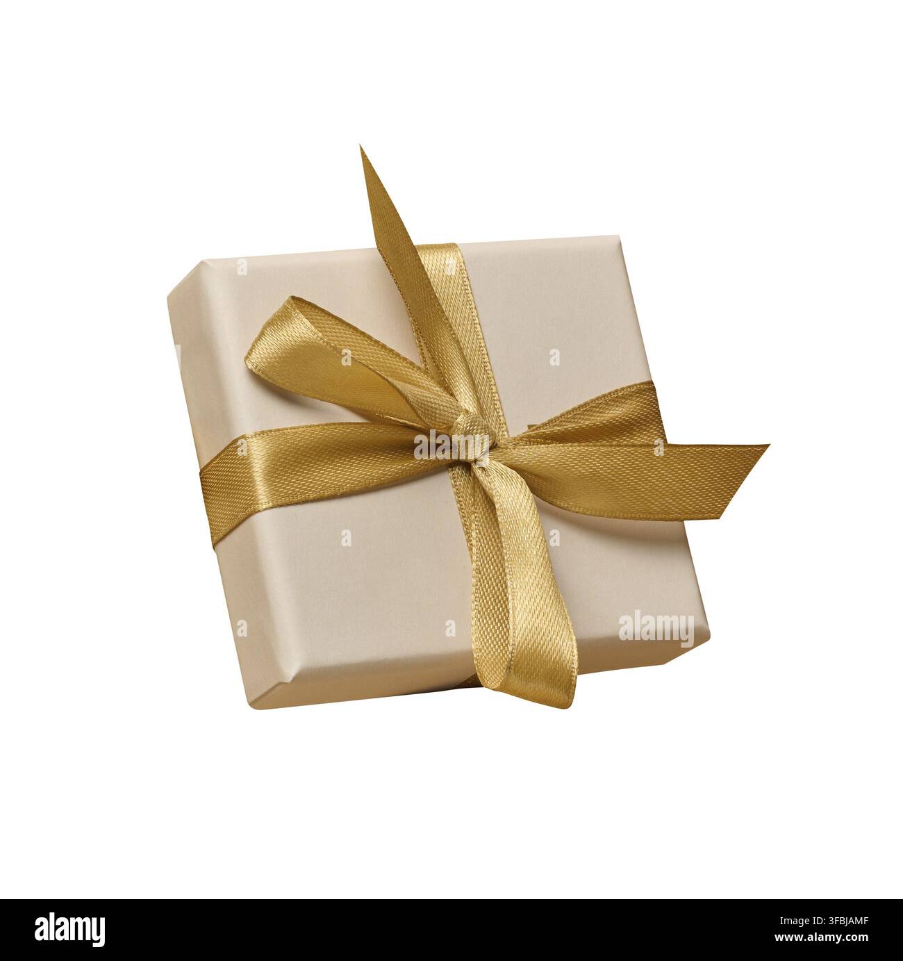Confezione regalo beige con nastro in raso dorato su sfondo isolato Foto Stock