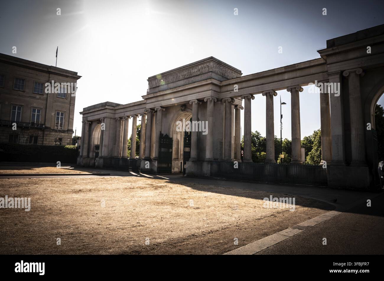 Architettura storica alla luce del sole con colonne eleganti e fascino classico, Apsley Gate e Apsley House in piena estate, Londra, W1J 7NT, Gran Bretagna Foto Stock