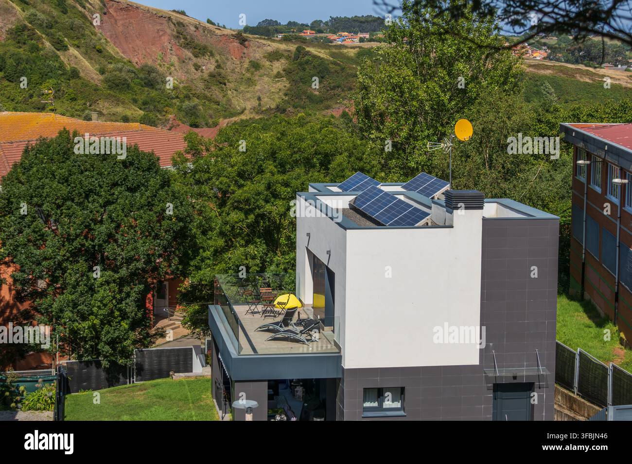 Casa privata moderna e contemporanea dotata di pannelli fotovoltaici solari sul tetto Foto Stock