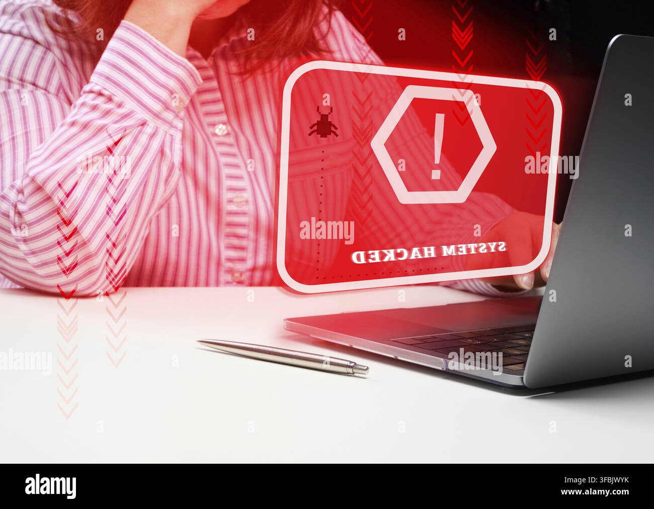 Una donna è seduta davanti a un laptop, davanti a lei c'è la scritta il sistema è stato hackerato. Attacco dell'utente da parte di un hacker, hacking del sistema, password rubata Foto Stock