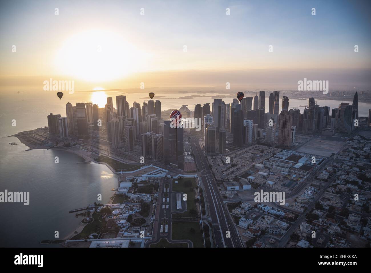 Mongolfiere che volano sopra lo skyline di Doha, Qatar Foto Stock
