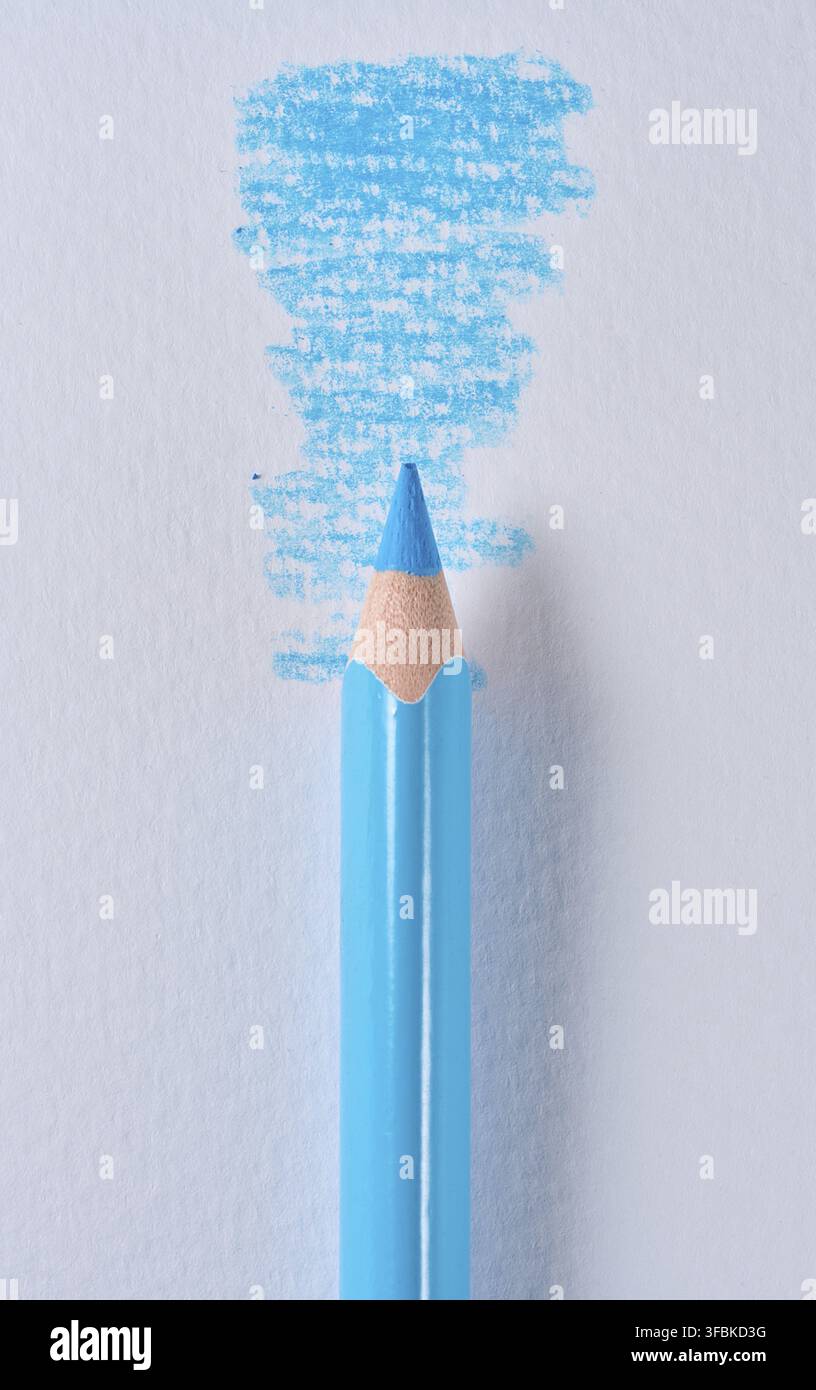 Matita blu e ombreggiatura su carta bianca Foto Stock