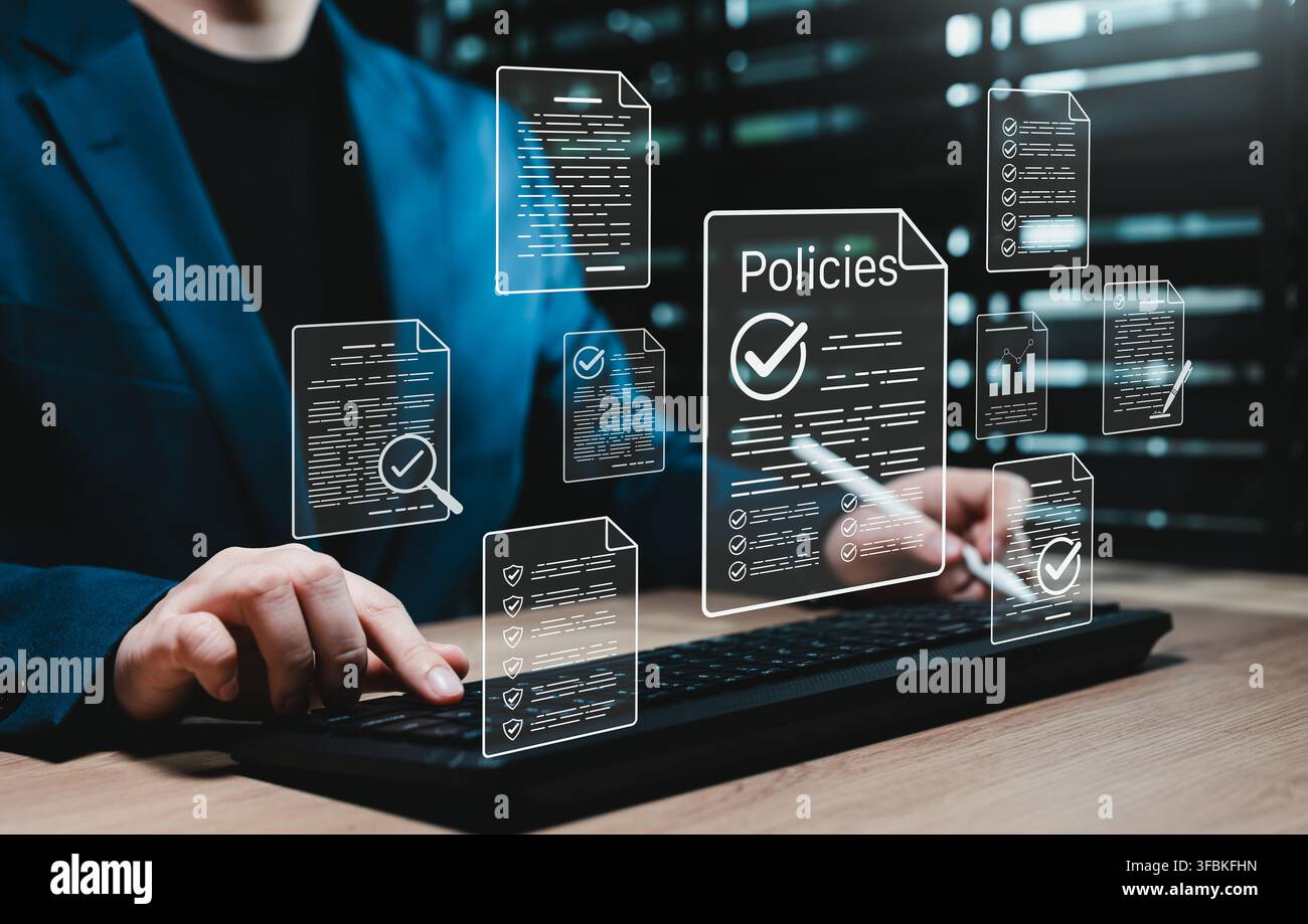 Documentazione delle policy e concetto di conformità. La donna d'affari esamina le politiche dei documenti digitali con icone, checklist, certificazioni e finanziarie Foto Stock