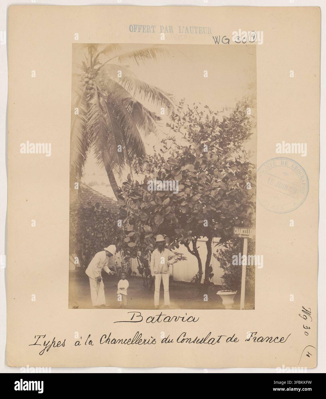 A, un fotografo francese, mostra persone in un ambiente tropicale, con un cartello che recita "CHANCELLERIE / Batavia / Types à la Chancellerie du Consulat de France", a Giava, Indonesia, donato alla Societe de Geographie nel 1888. Foto Stock