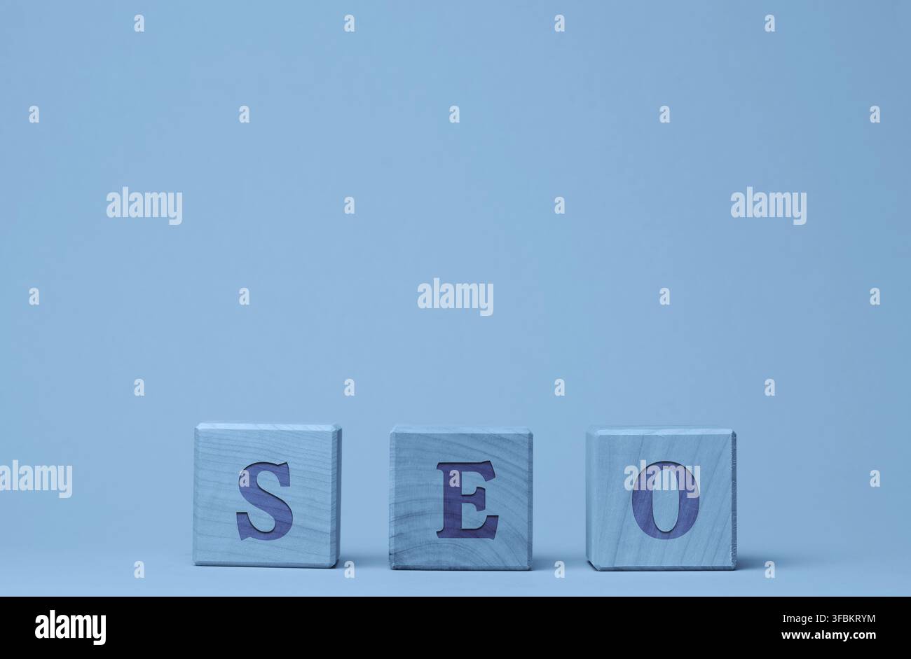 Iscrizione SEO (ottimizzazione dei motori di ricerca) su cubi di legno. Il concetto di un insieme di misure per l'ottimizzazione interna ed esterna per migliorare il p Foto Stock