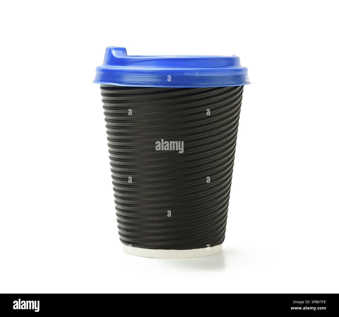 tazza di carta per bevande calde monouso con coperchio blu isolato su sfondo bianco, cibo da asporto Foto Stock