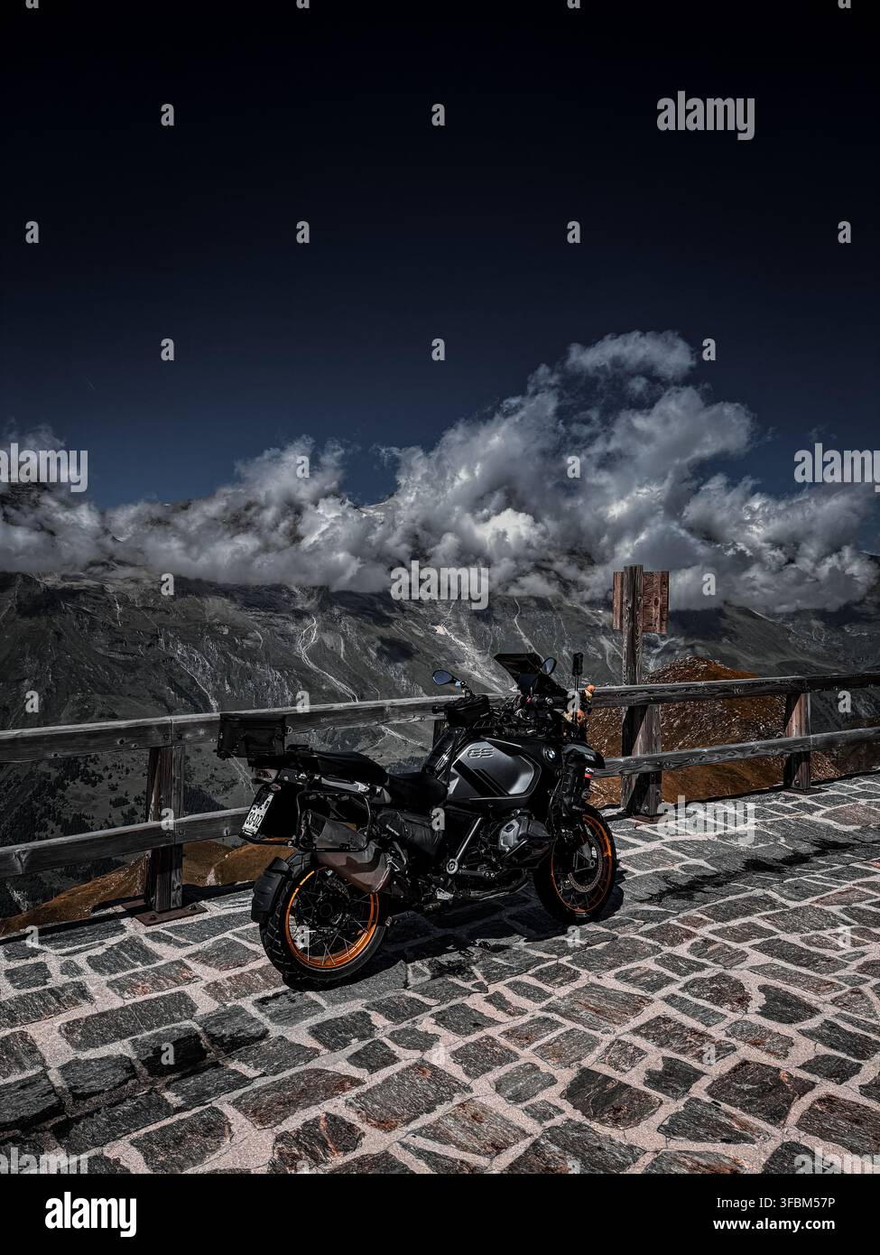 Moto BMW GS parcheggiata sull’Edelweißspitze che si affaccia sulle Alpi austriache sulla Strada delle Alpi dell’Hochwurven - Immagine stock catturata con smartphone