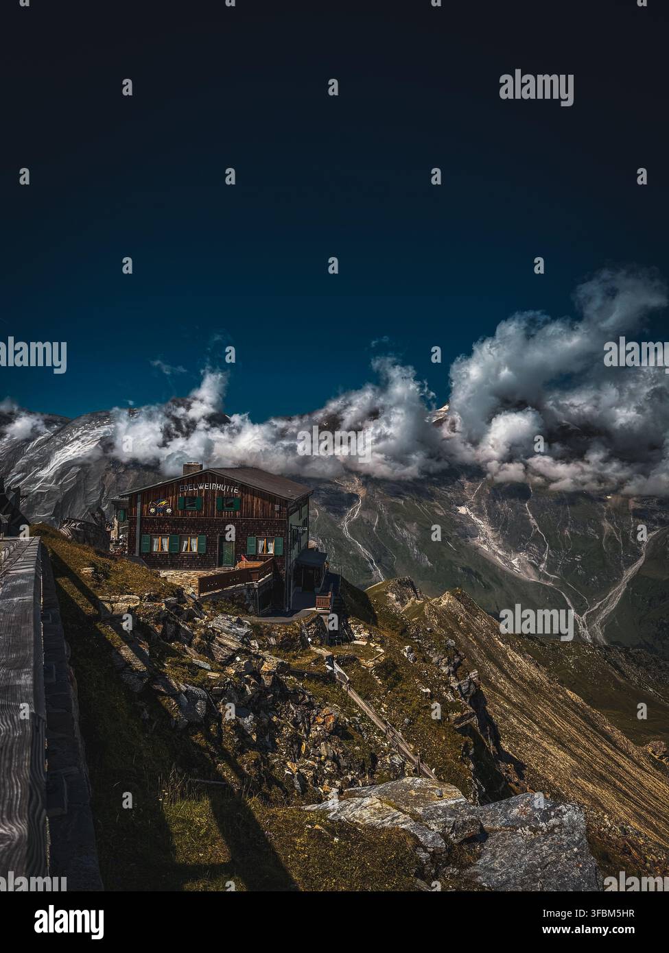 Rifugio Edelweißhütte sull’Edelweißspitze a 2.571 m sulla strada alpina del Grossglockner nelle Alpi austriache - Immagine stock catturata con smartphone