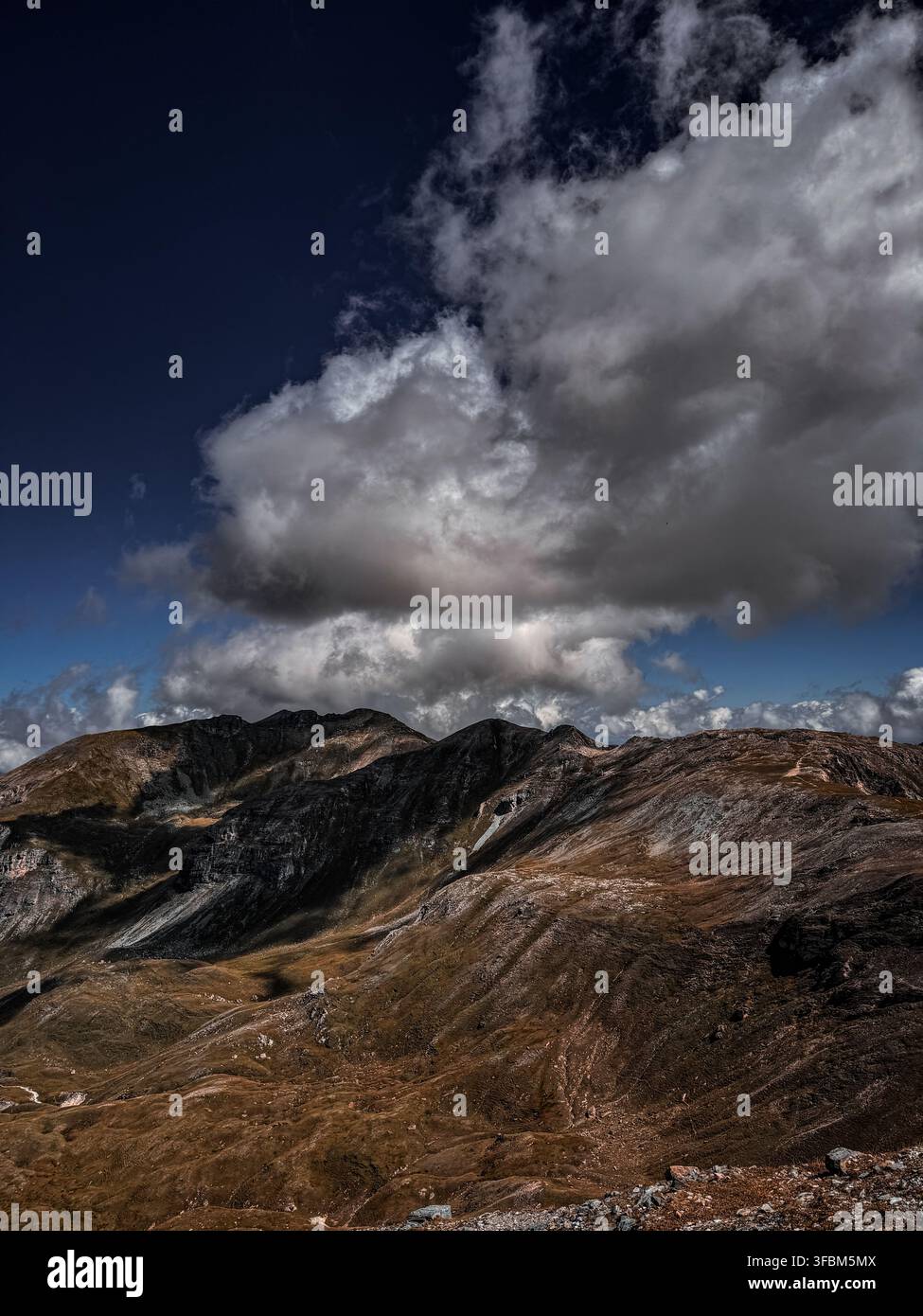 Paesaggio montano drammatico con nuvole di tempesta nelle Alpi austriache - Immagine stock catturata con smartphone