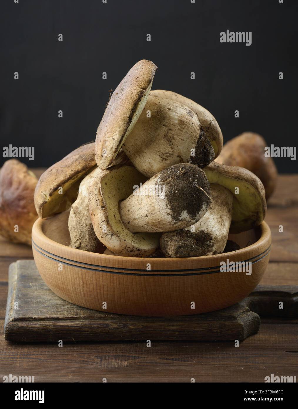 Funghi porcini freschi di bosco in un piatto di legno Foto Stock